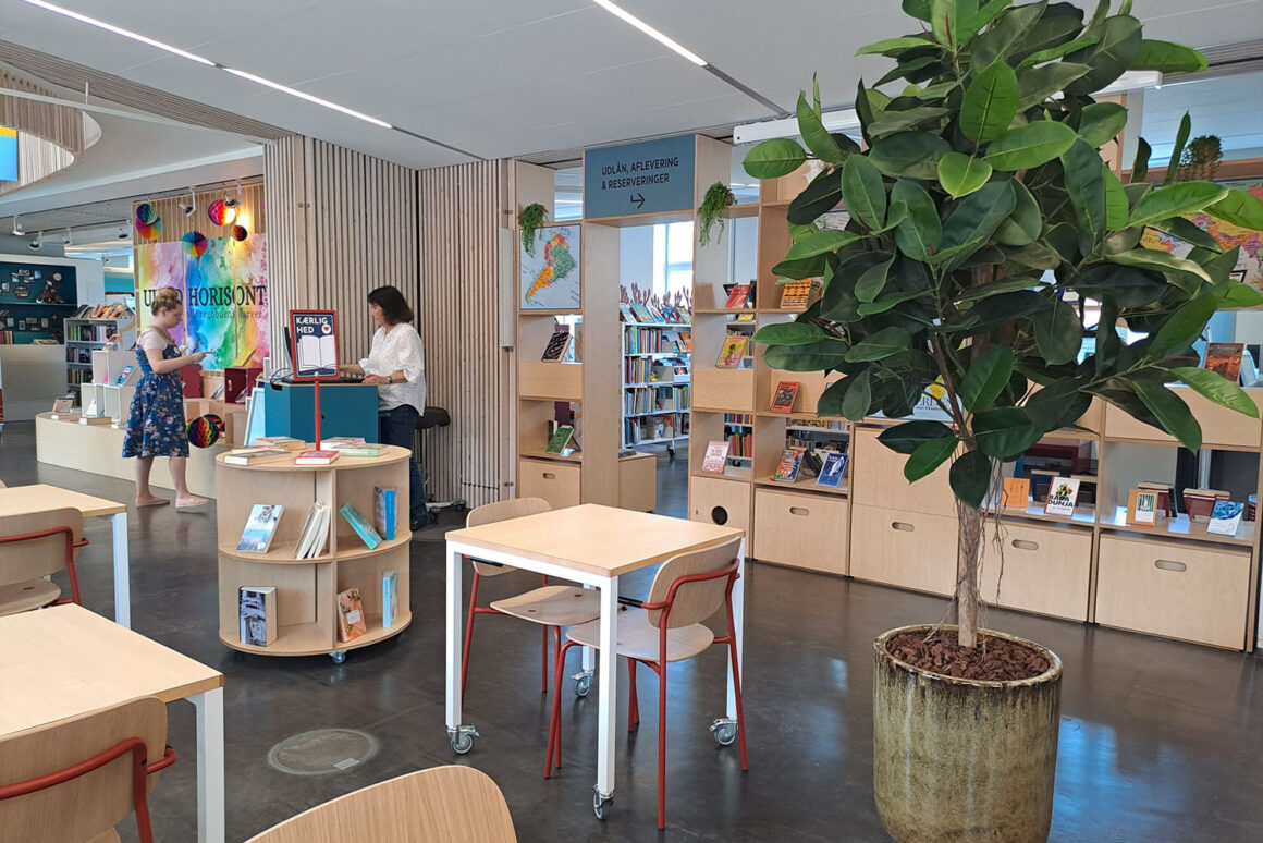 Taastrup_Bibliotek_litteraturcafe_biblioteksindretning_specialinventar_Proudlypresent_spacebranding